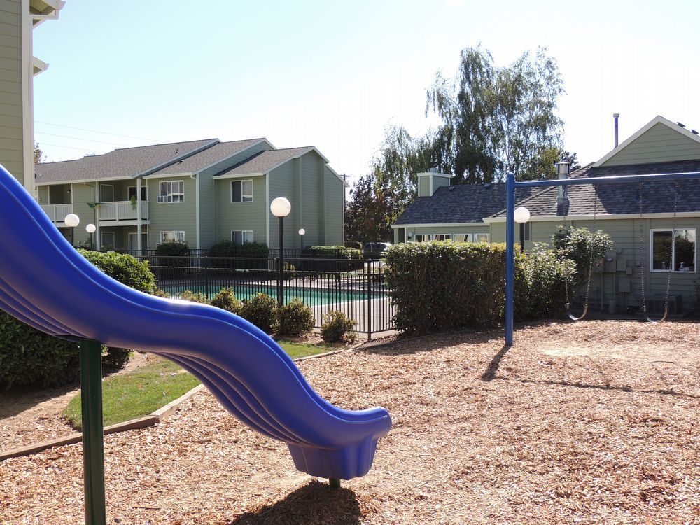 gresham-village-square Image 1